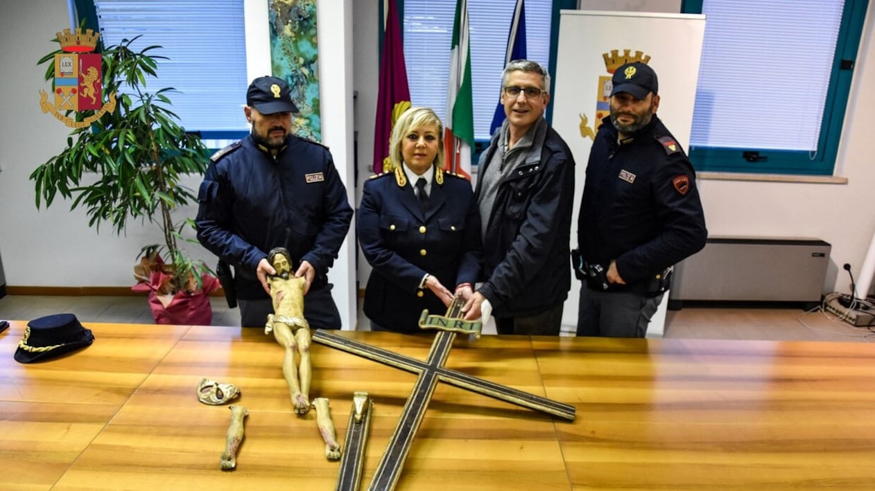 Dà in escandescenze, ruba e distrugge il crocifisso: la follia del rifugiato