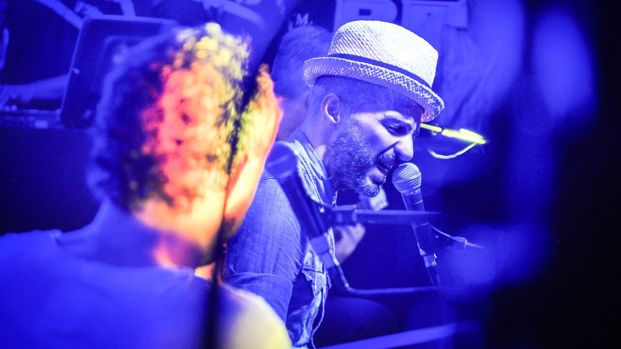Subsonica, un mini-set acustico da una chiatta sul naviglio milanese