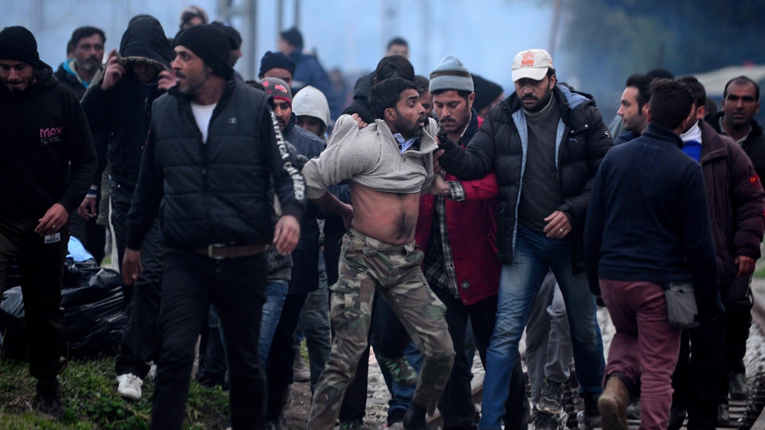 Tensione altissima ad Idomeni: risse e violenze fra profughi