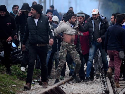 Tensione altissima ad Idomeni: risse e violenze fra profughi