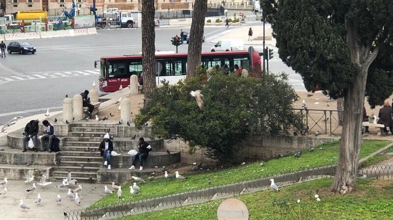 migranti a piazza venezia coronavirus