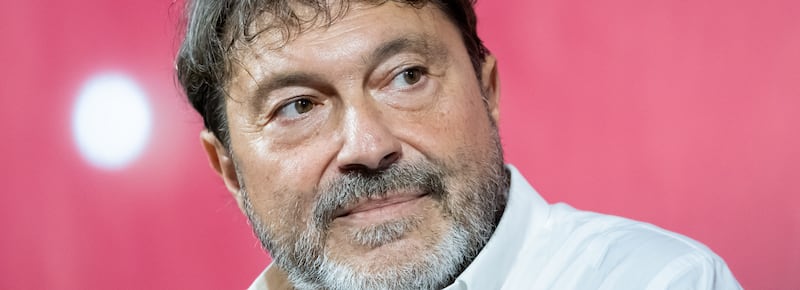 Da La7 a Santoro, gli “amici” lo mollano