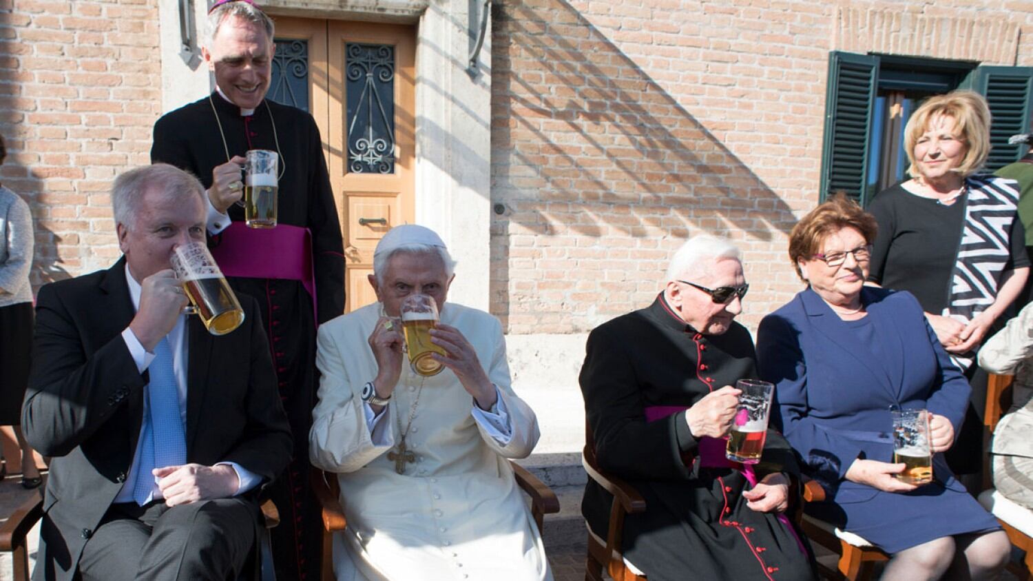 Una pinta di birra per i 90 anni Festa in famiglia per Benedetto XVI