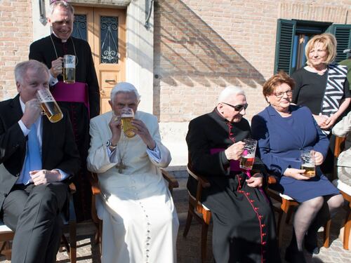 Una pinta di birra per i 90 anni Festa in famiglia per Benedetto XVI