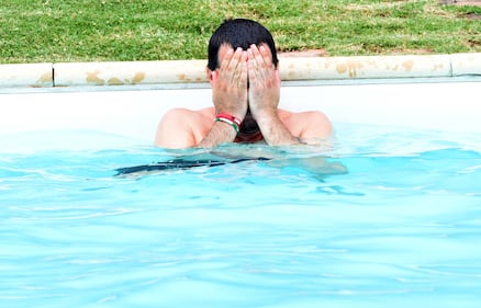 Salvini nuota nella piscina confiscata alla mafia 10