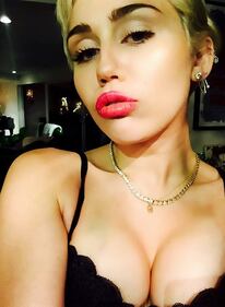 Miley Cyrus choc: spunta il lesbo selfie 4