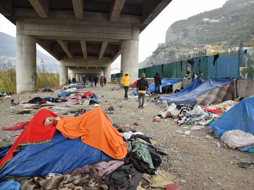 Migrante affetto da Tbc ricoverato d'urgenza: viveva sul greto del fiume