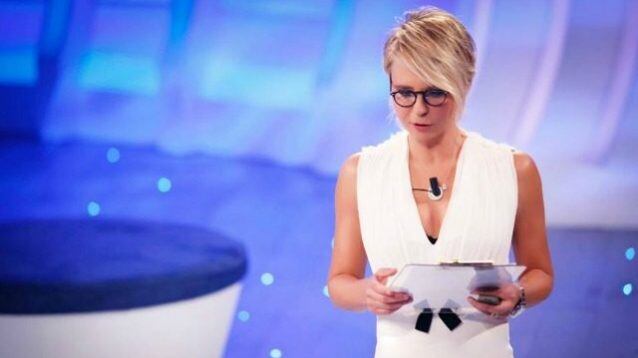 A C'è posta per te vanno in onda 10 minuti di silenzio. E il pubblico premia Maria De Filippi
