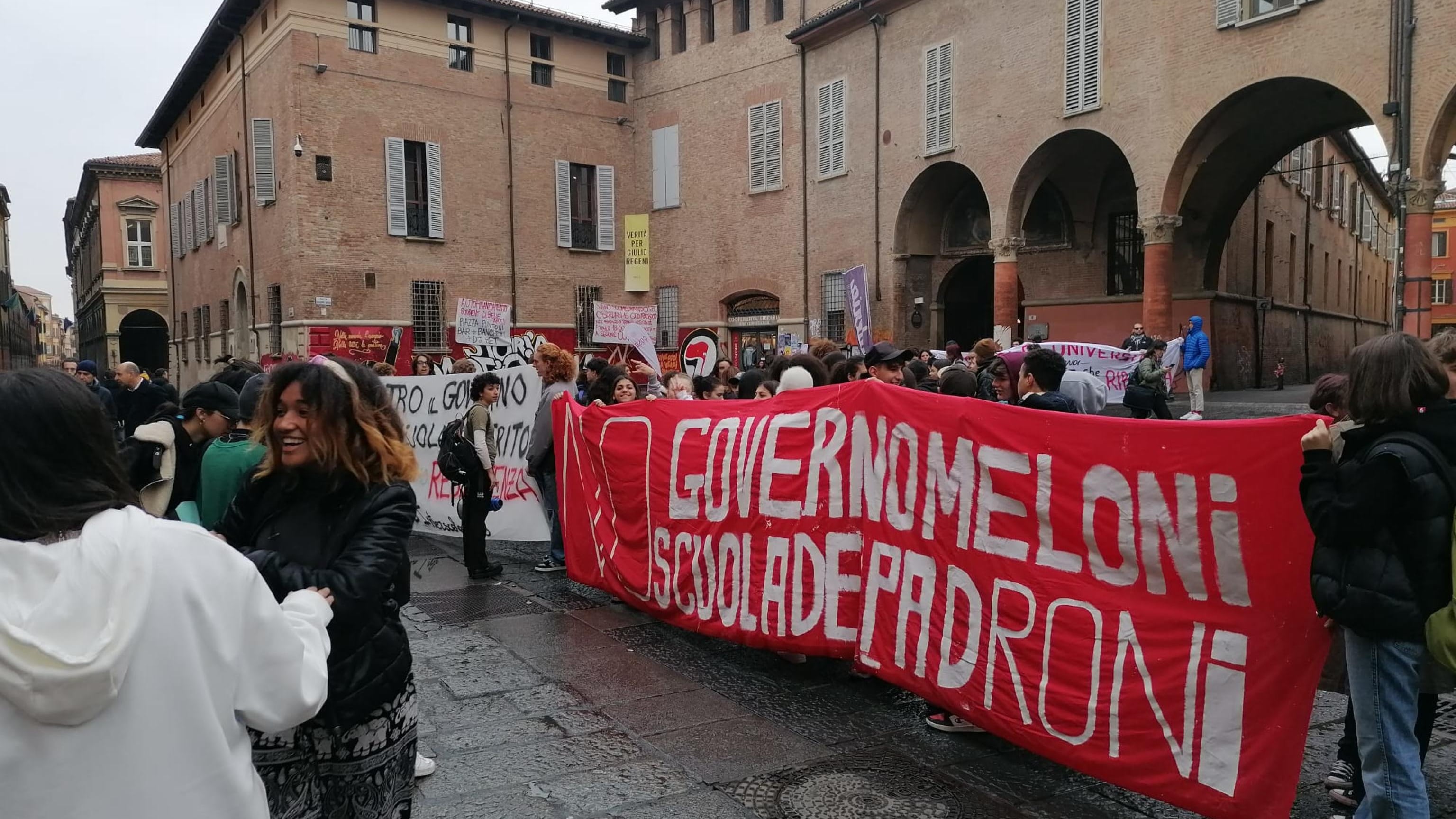 Le femministe in corteo vogliono morta la Meloni