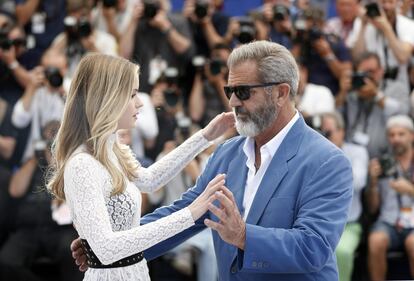 Cannes, Mel Gibson si concede un ballo sul red carpet 3