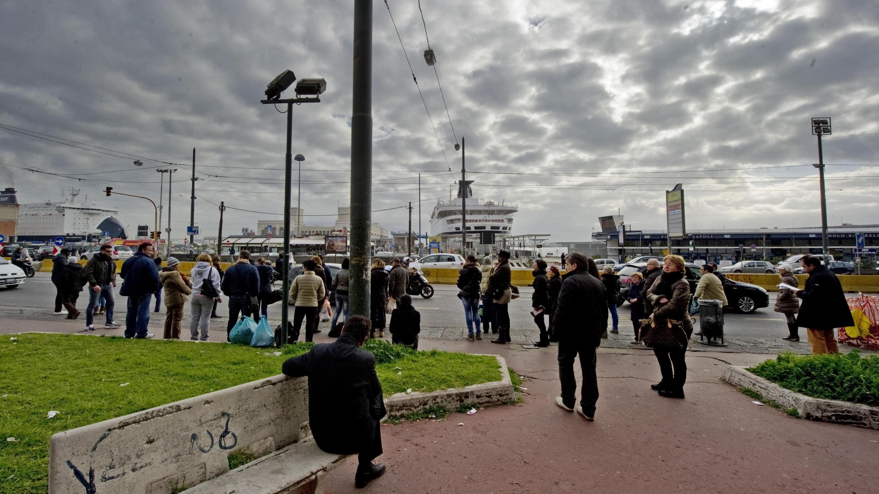 Mancano i soldi per il gasolio: gli autobus bloccati a Napoli