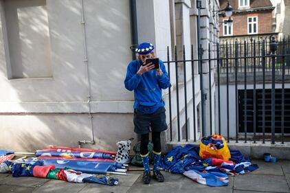 Brexit: i manifestanti fuori il Parlamento inglese  1
