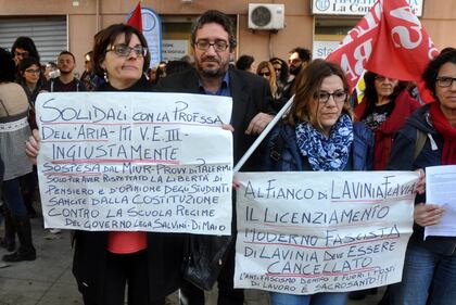 Sit-in a Palermo: slogan e striscioni a favore della prof sospesa 3