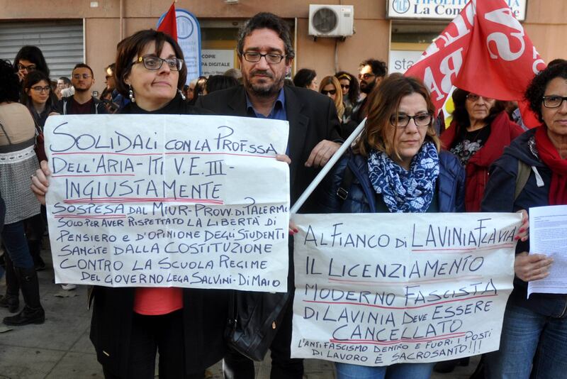 Sit-in a Palermo: slogan e striscioni a favore della prof sospesa 3