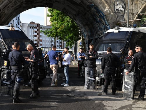 Sgomberato il Leoncavallo: sfratto avviato dopo 31 anni di occupazione. Meloni: “No alle zone franche”