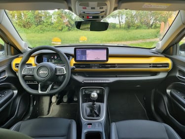 Jeep Avenger 1.2 Summit: guarda la gallery del city SUV americano 17