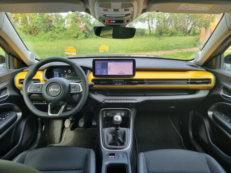 Jeep Avenger 1.2 Summit: guarda la gallery del city SUV americano 17