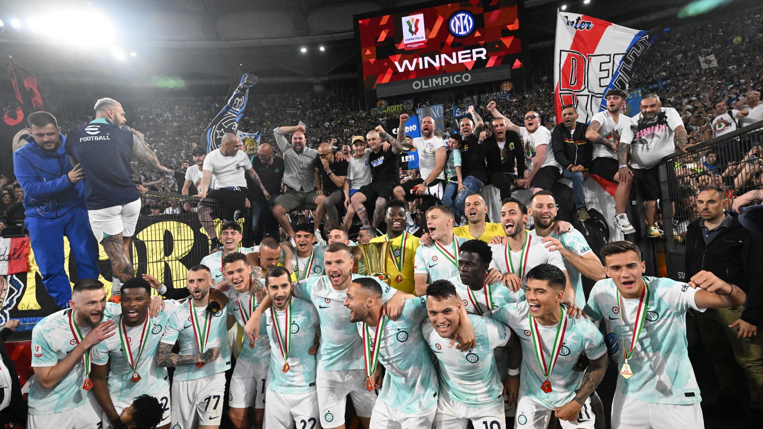 Tra sigari, trenino e canzoni napoletane: è festa dell'Inter per la conquista della Coppa Italia