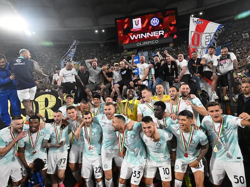 Tra sigari, trenino e canzoni napoletane: è festa dell'Inter per la conquista della Coppa Italia