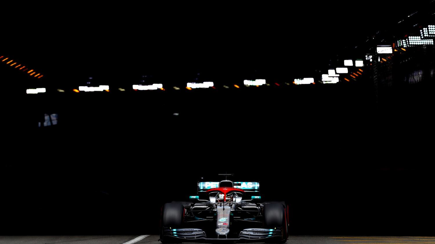 Formula Uno, la Mercedes domina a Monaco: pole per Hamilton. Male la Ferrari