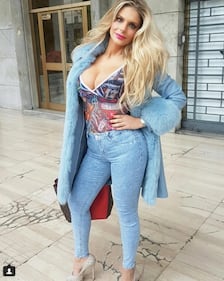 Francesca Cipriani: il seno esplode dalla scollatura 2