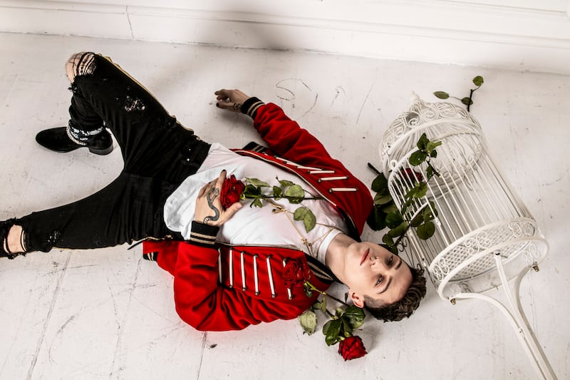 Irama, cantautore di successo da Amici a Sanremo  5
