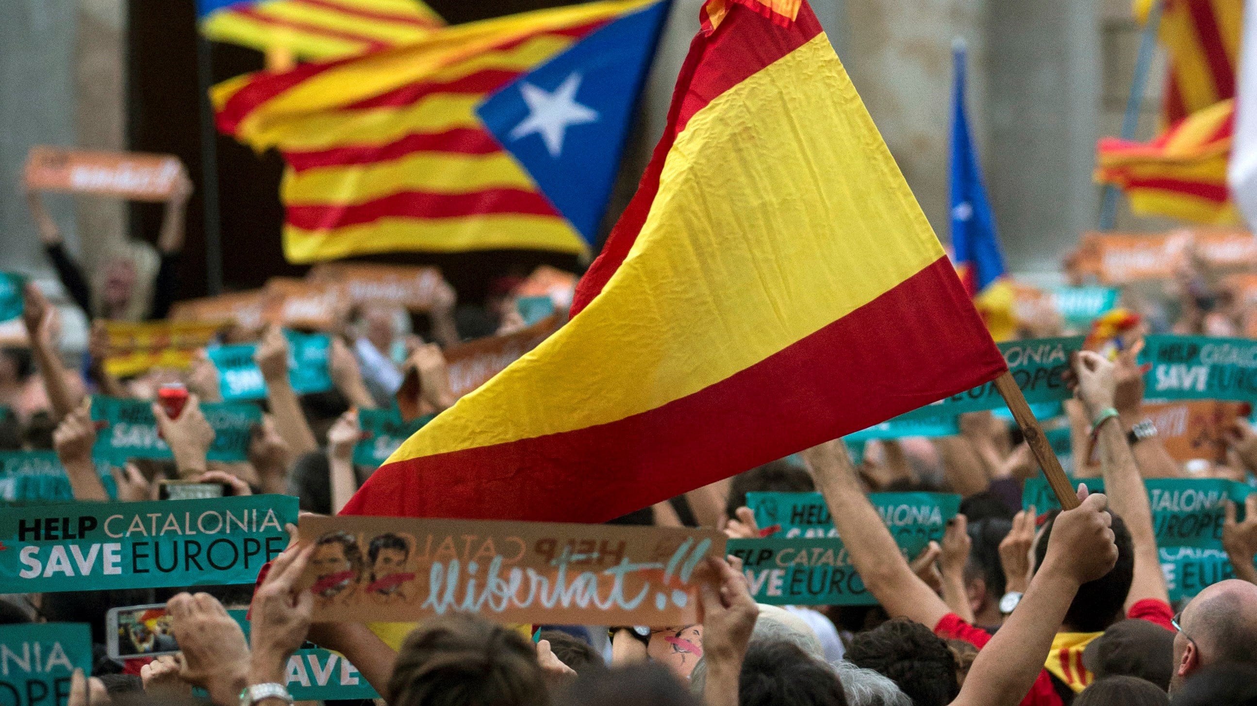 Gli indipendentisti contro la polizia: Barcellona torna violenta