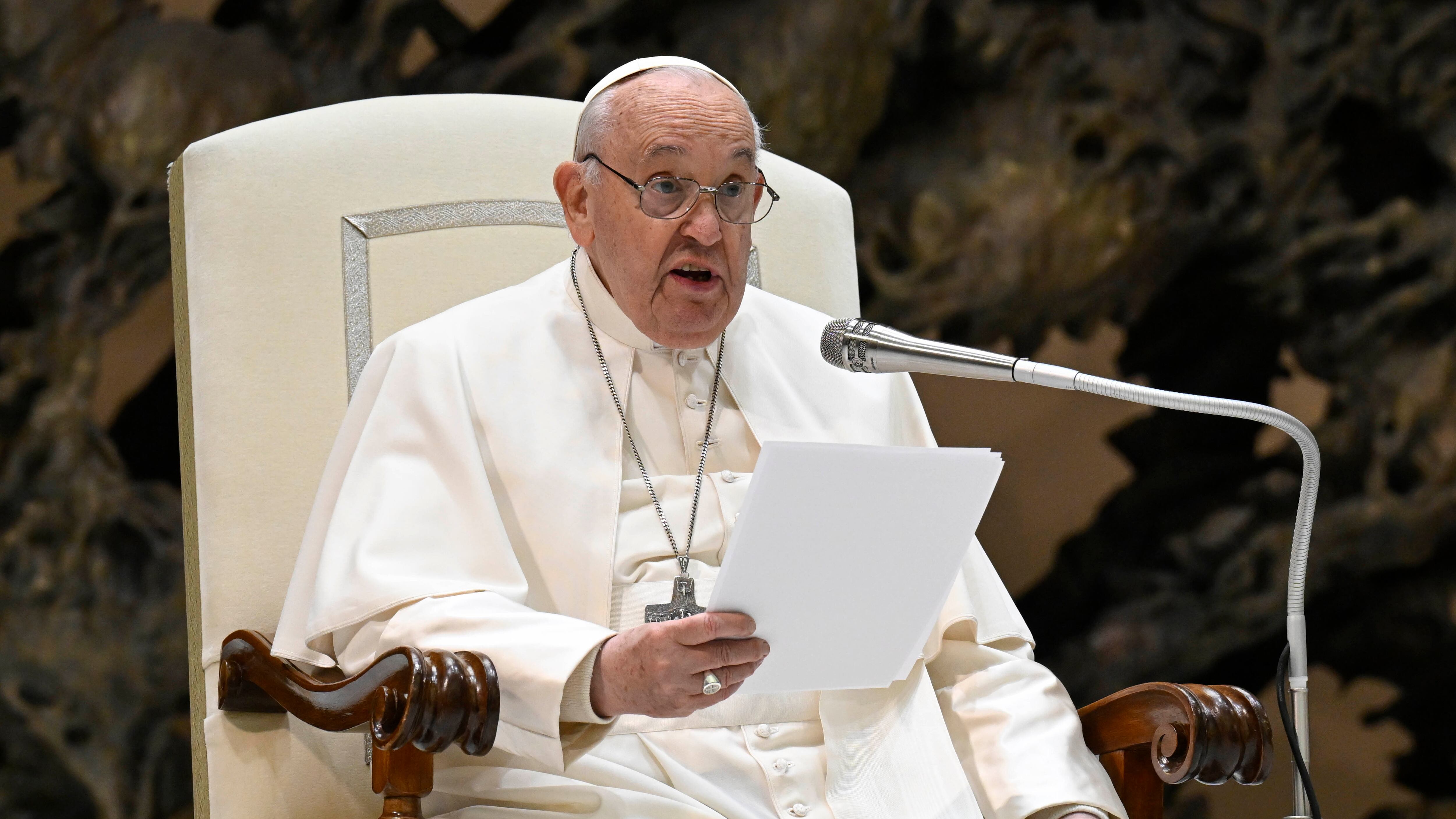 "C'è già troppa frociaggine". Il Papa chiude i seminari agli omosessuali