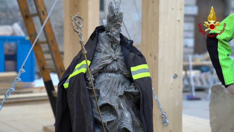 Norcia, la statua di San Benedetto estratta integra dalle macerie della basilica 1