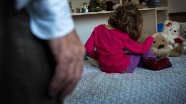 Abusi sulla nipote 15enne. Nonno finisce in manette