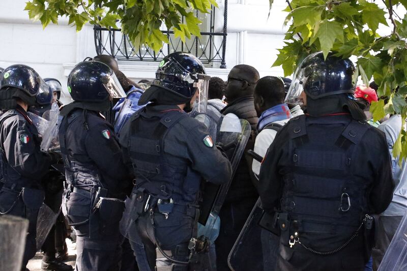 Ambulante senegalese muore durante il blitz anti-abusivismo a Roma 1