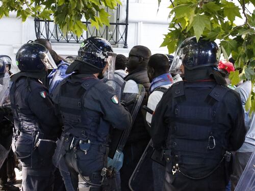 Roma, ambulante muore durante i controlli. Senegalesi scatenano la rivolta