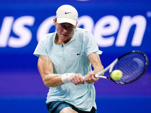 Us Open, Sinner (in preda ai crampi) va fuori agli ottavi: vince Zverev in 5 set