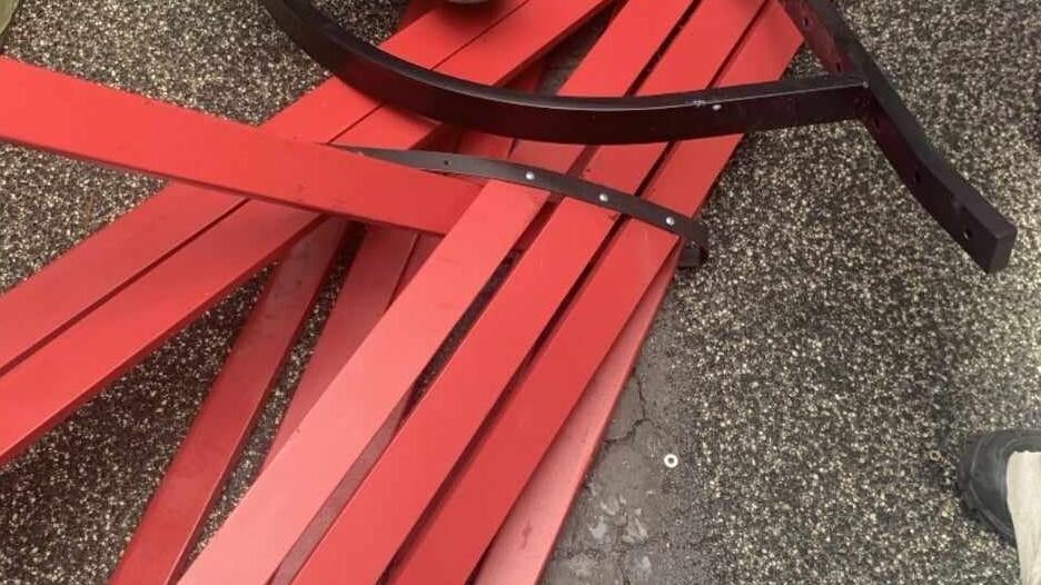 Anarchici distruggono panchina contro la violenza sulle donne: "Spazzatura"