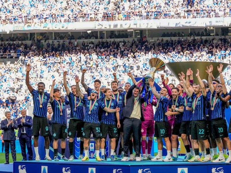 Sostituzioni in 10 secondi, Var sui secondi gialli e rigori da ripetere: tutte le nuove regole della Serie A
