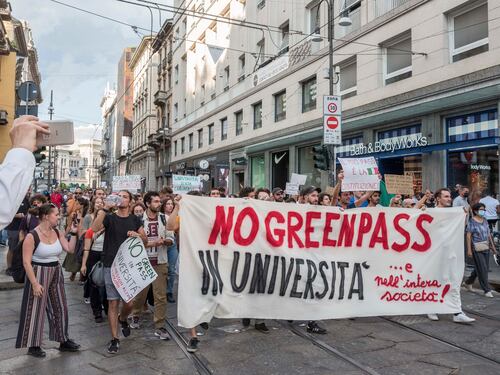 Dalla rete alla piazza tra insulti e aggressioni. A Milano 8 denunciati