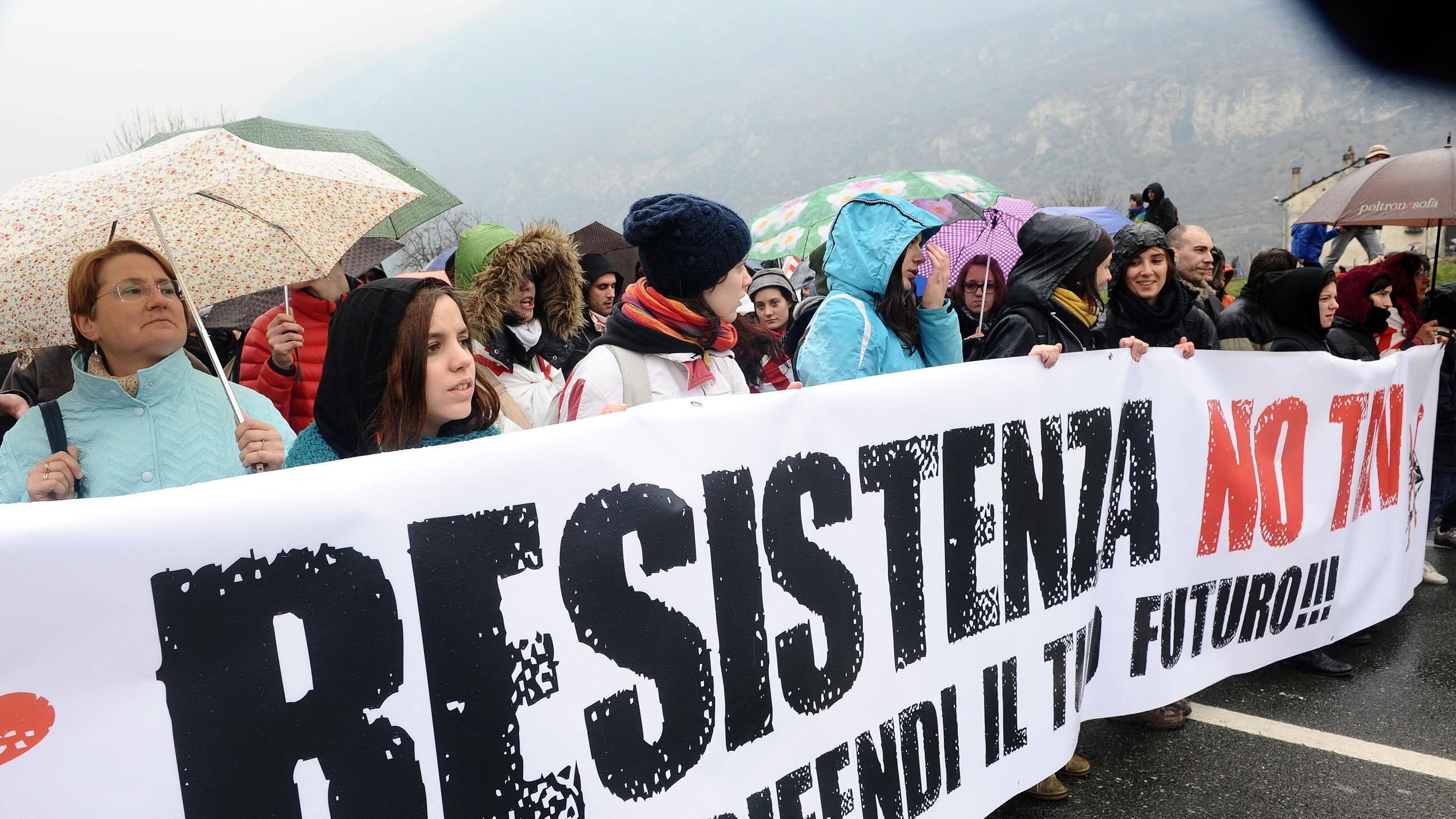 Il partito si spacca sulla Tav e in rete volano gli insulti
