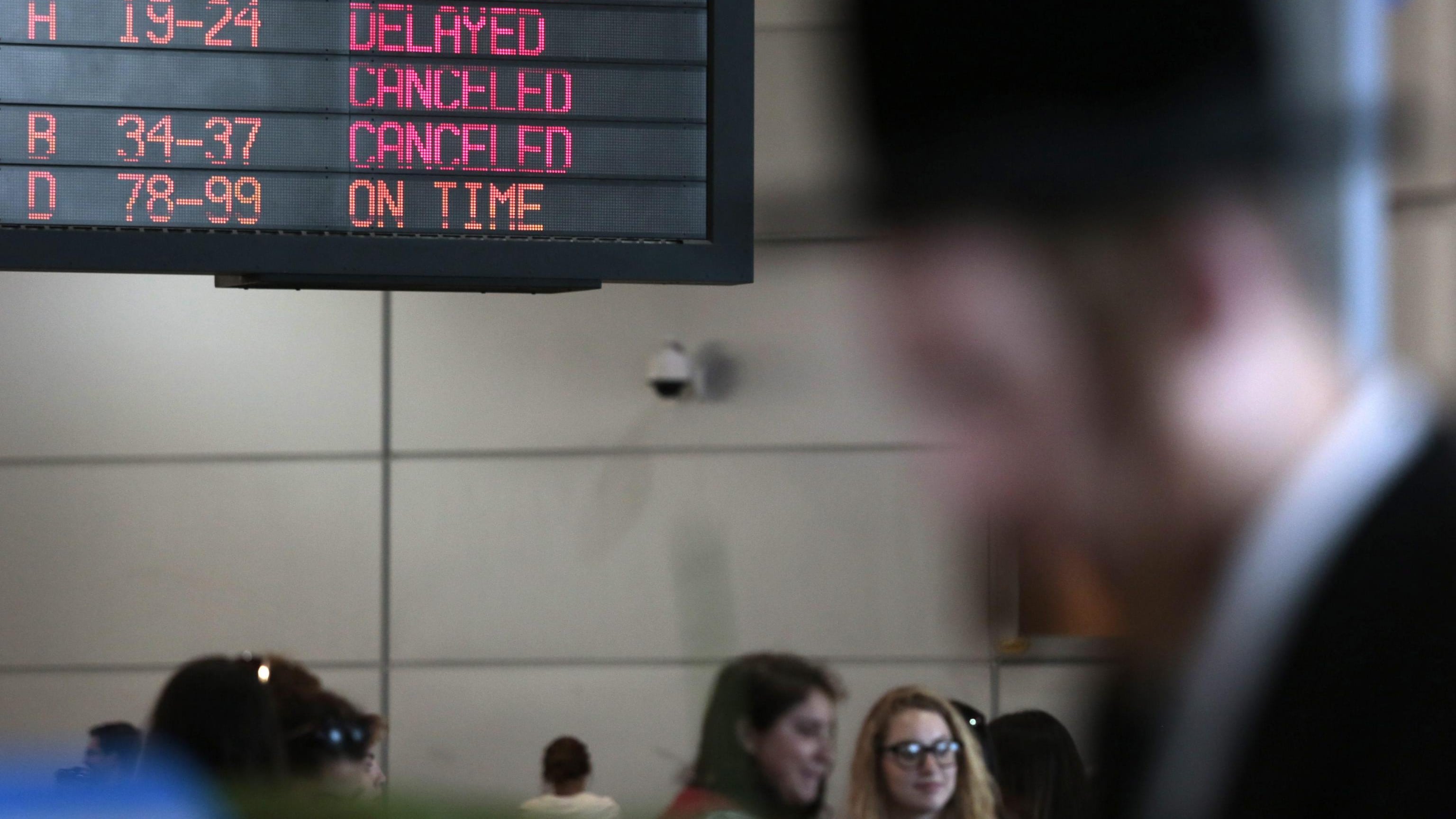 Voli cancellati, è un pressing su Israele