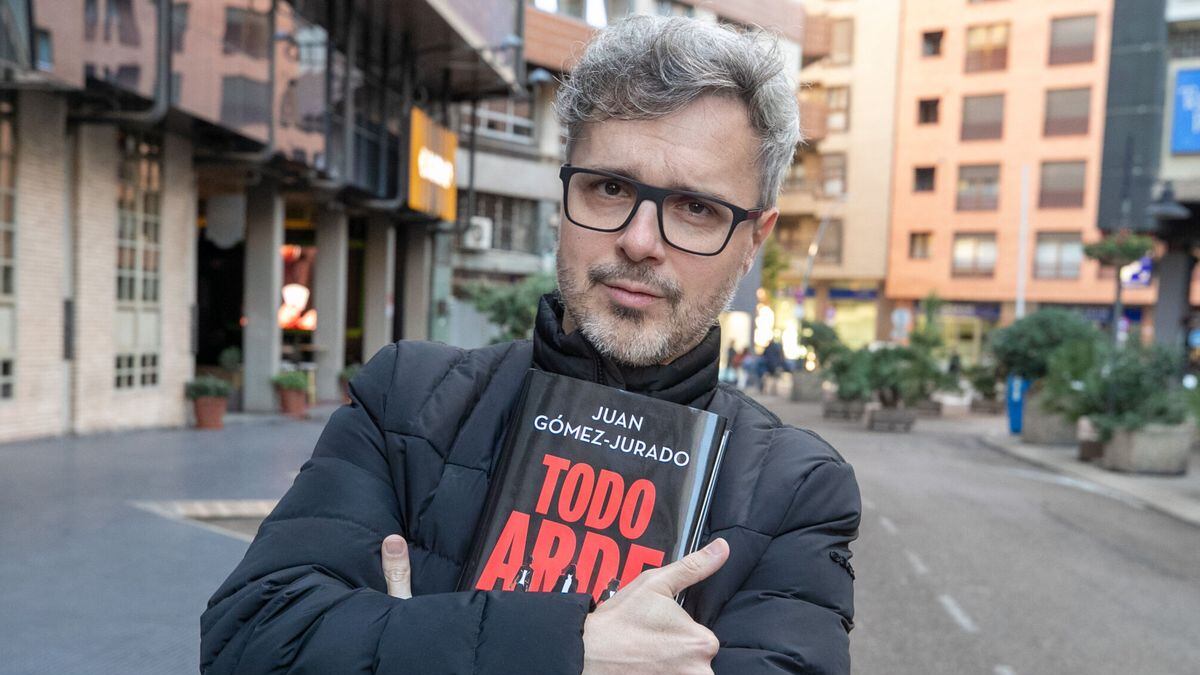 "Io, il chico de oro del thriller spagnolo, prigioniero dei segreti della Regina rossa"