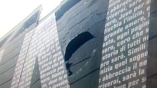 Sassi contro il bus della Juve, bomba carta allo stadio