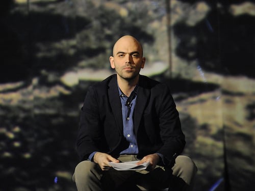 Saviano arriva allo Spin Time e attacca il governo: “È un presidio contro l’illegalità”