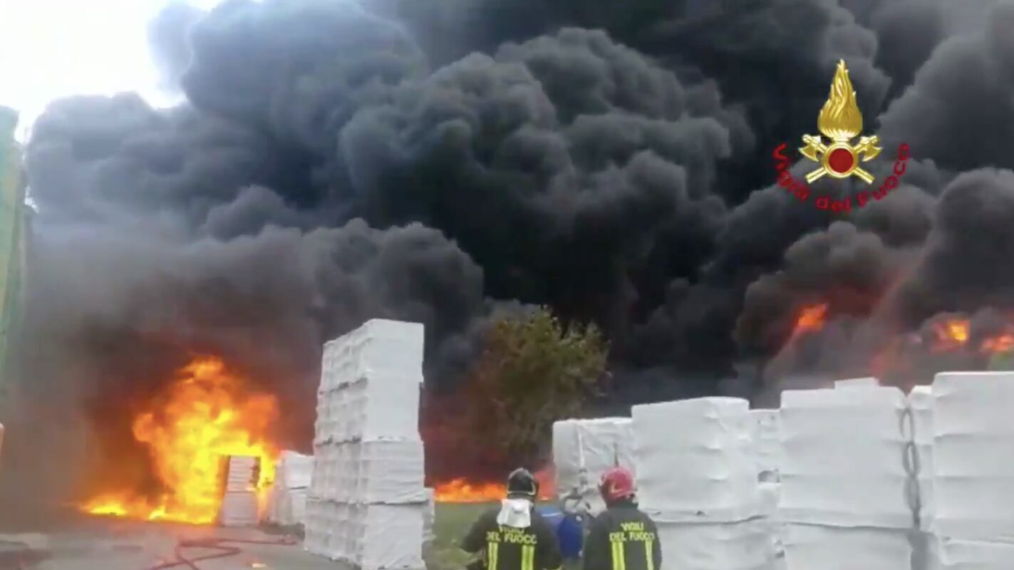 Avellino, vasto incendio dopo esplosione: stato d'emergenza
