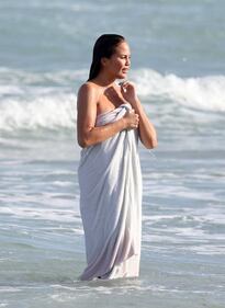 La modella Chrissy Teigen completamente nuda 7