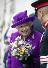 La Regina Elisabetta II in viola, foto 9