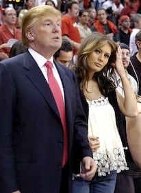 Donald Trump e Melania Trump incinta all’incontro dei Los Angeles Lakers (dicembre 2005)