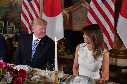 Melania Trump, fascino bianco col premier giapponese 2
