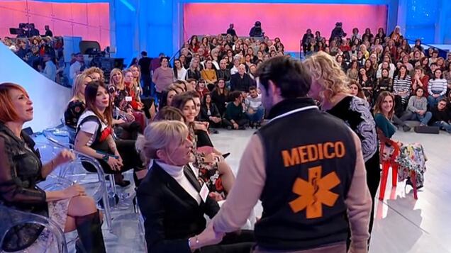 Uomini e Donne, Gemma litiga con Barbara poi accusa un malore