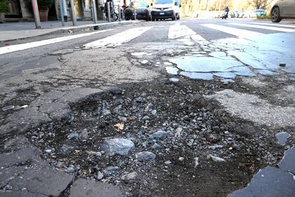 Buche pericolose sulle strade di Milano dopo le violente piogge degli ultimi giorni 3