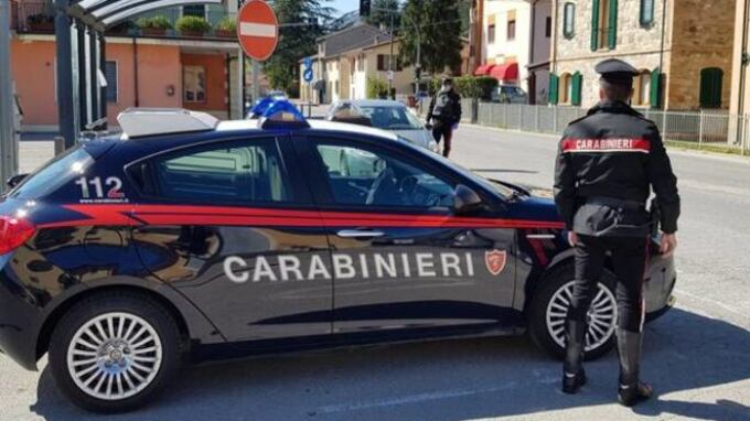 Sequestra la fidanzata minorenne dopo averla aggredita: denunciato