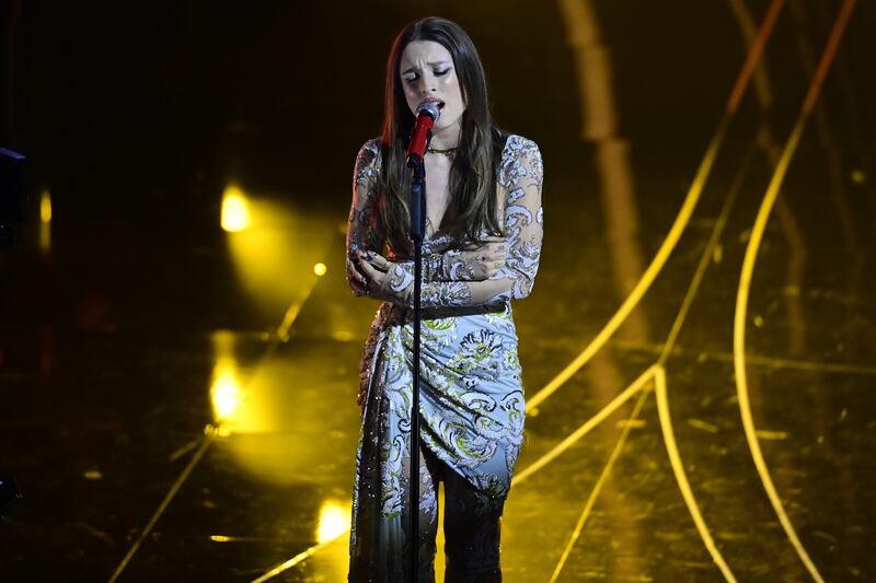 Sanremo 2024: ecco il look della quarta serata del Festival di Angelina Mango 7